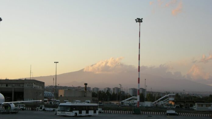 Nueva erupción del Etna provoca retrasos en aeropuerto de Catania, en Sicilia