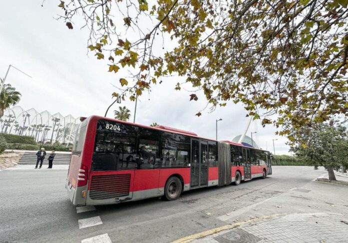 Olvidan a sus hijos en autobús, lo siguen en taxi y los recuperan a los 40 minutos