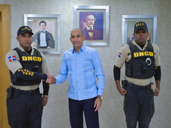 Presidente DNCD recibe a agentes rechazaron soborno en Jarabacoa