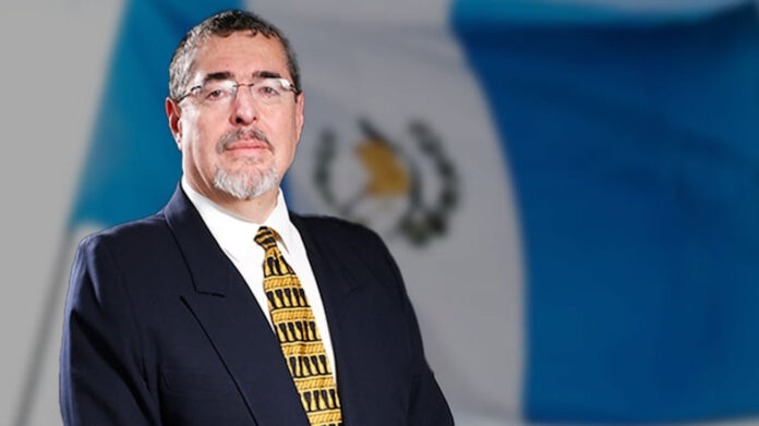 Presidente de Guatemala declara que no reconoce a Maduro como presidente electo