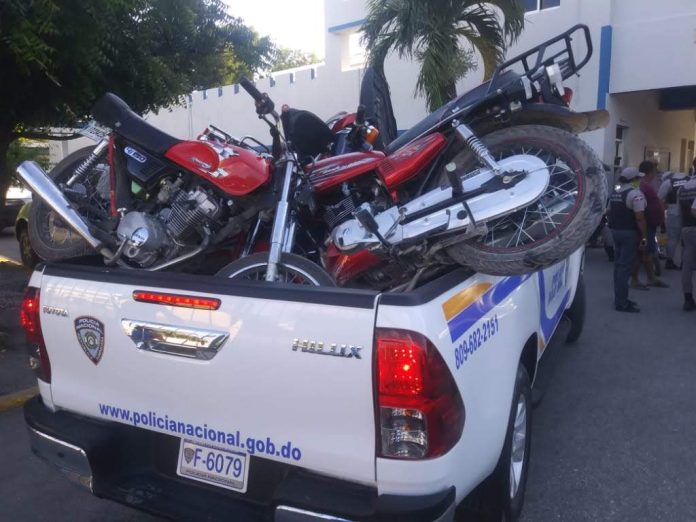 Retienen 20 motocicletas por falta de documentación y recuperan vehículo sustraído, en Barahona