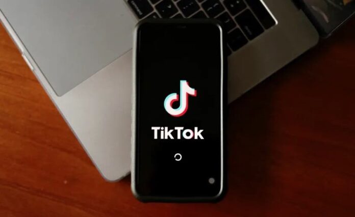 Revisó el TikTok de su expareja y fue condenado a cuatro meses de prisión