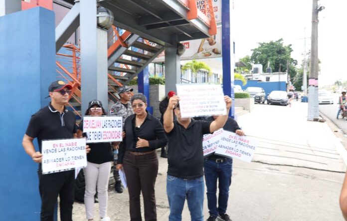 Suplidores denuncian mal manejo contratos