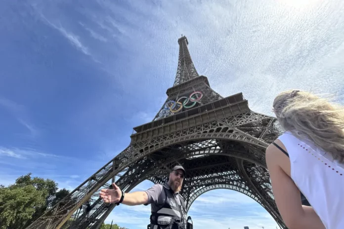 Un hombre provoca evacuación de la Torre Eiffel horas antes de la ceremonia de clausura