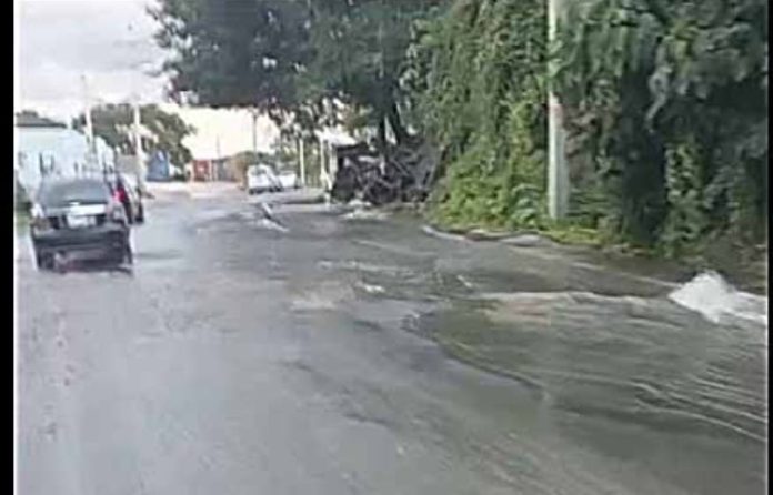 Una tubería rota levanta asfalto vía