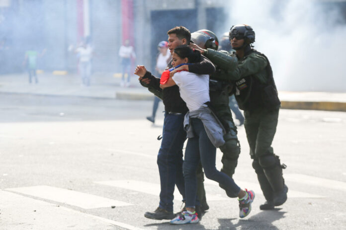 Venezolanos detenidos en protestas tras comicios son acusados de terrorismo, según una ONG