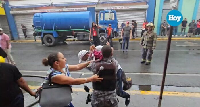 Video muestra agresión de policía a reportero en Santiago