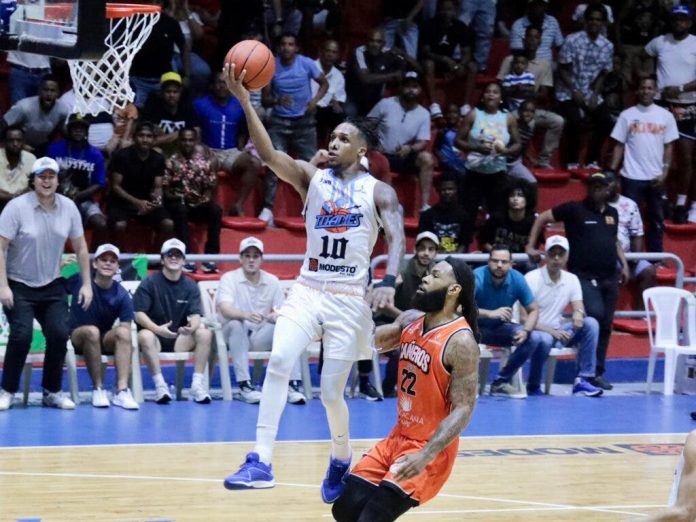 ¡Golpea primero! Jassen y Araujo guían triunfo titanes