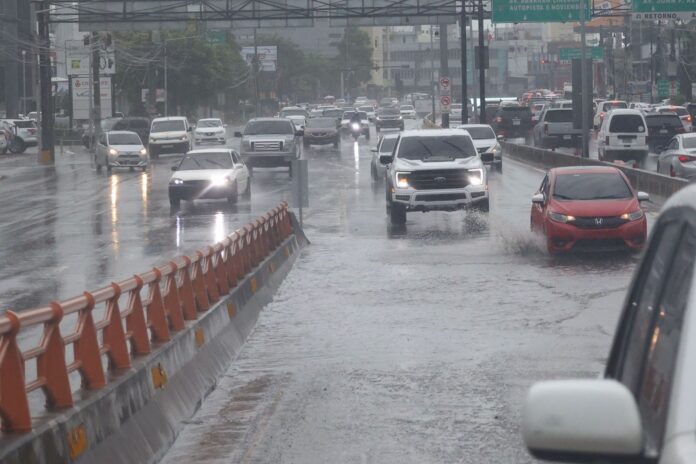 ¿Cuál es la causa de las lluvias que se registran hoy a RD?