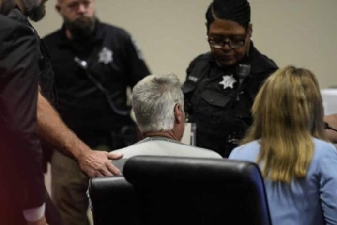 Acusan a padre e hijo de cargos criminales por tiroteo escolar en Georgia  