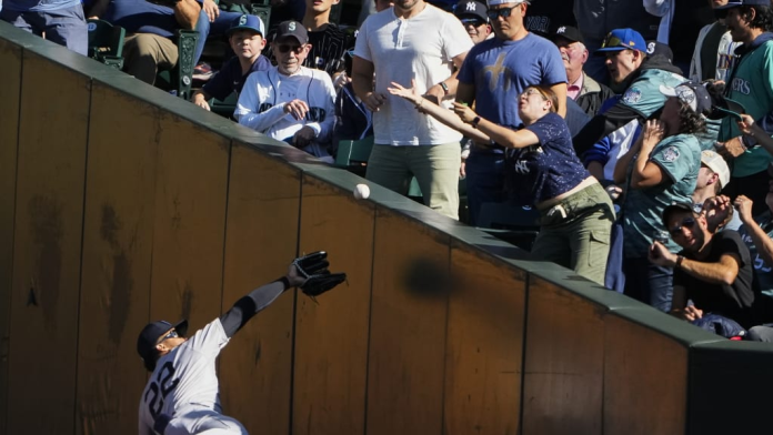 Juan Soto se someterá a rayos-X tras golpearse la rodilla haciendo atrapada