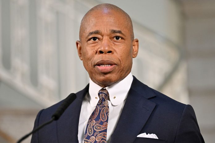 Alcalde de NY, Eric Adams, afronta cargos penales tras una investigación por corrupción
