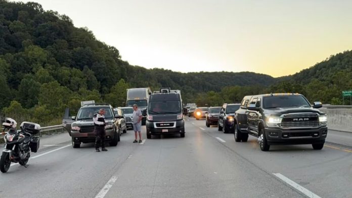 Buscan en Kentucky a un hombre armado que disparó a varias personas en una autopista