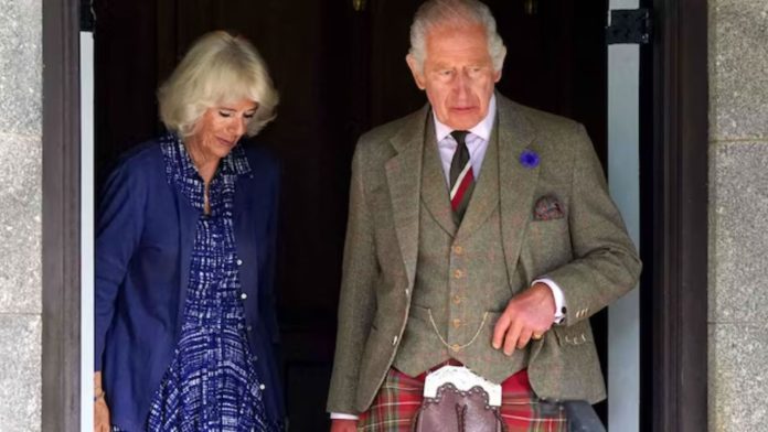 Carlos III va a misa en el segundo aniversario de la muerte de Isabel II