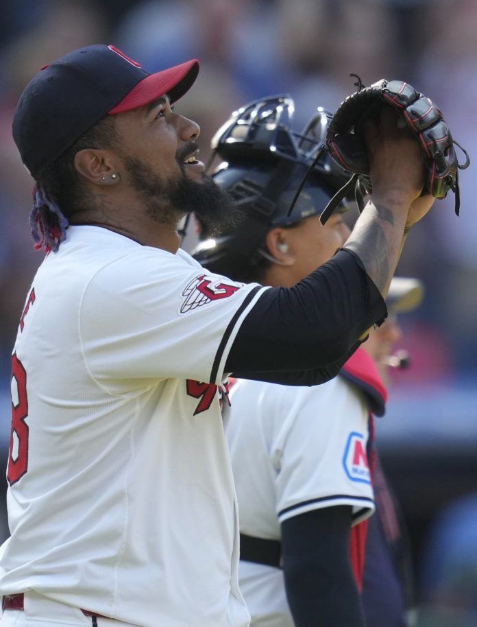 Clase salva su 45 y se coloca a uno récord Cleveland