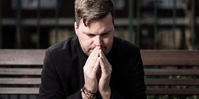 Cura conocido por postura crítica de “propaganda LGTBI+” fue suspendido por participar en orgías gais