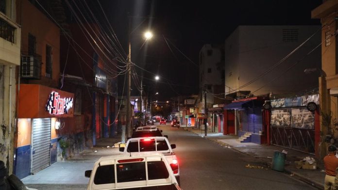 EDEESTE ilumina el sector Villa Juana