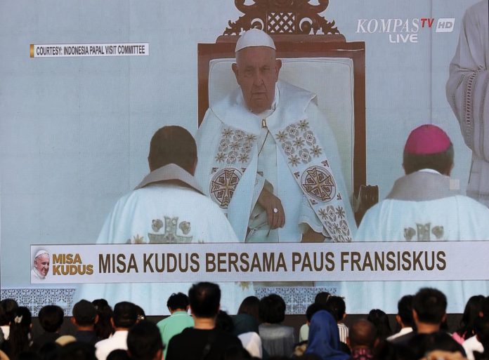 El papa celebró misa para 100.000 personas en Yakarta e instó a construir un mundo de paz