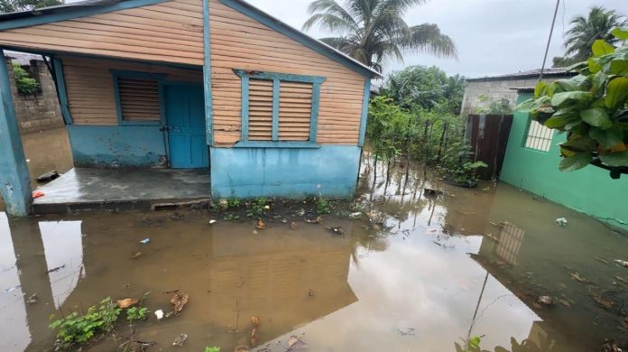 Fuertes lluvias provocan inundaciones y viviendas anegadas en Cotui