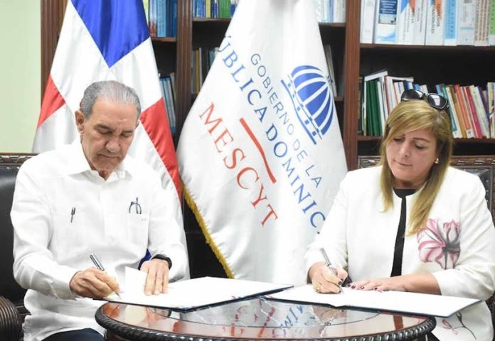 Mescyt y Canadá Collage suscriben acuerdos de becas