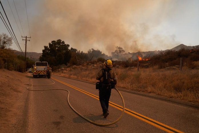 Miles de personas evacuadas en el sur de California por un incendio sin controlar