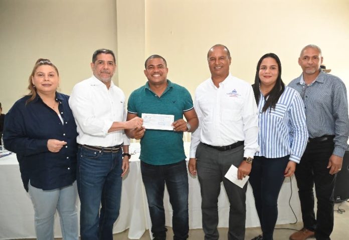 Ministro Agricultura entrega RD$50 M a productores agro