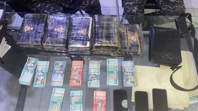 Mejoramiento Social: Se desplazan en vehículo con 10 paquetes de cocaína y 540 mil pesos