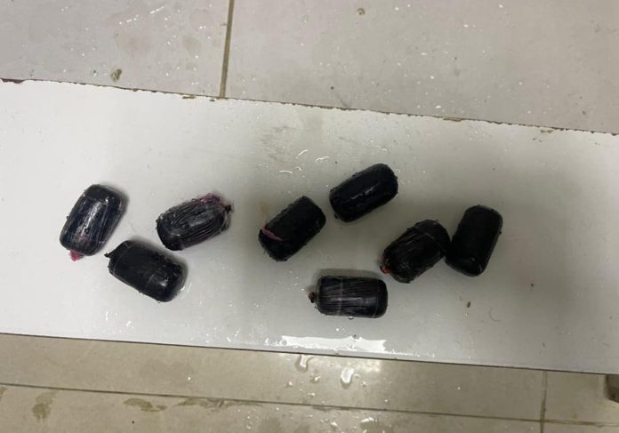 Intentó viajar con cocaína en el estómago y la ropa interior
