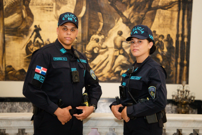 El nuevo uniforme de la policía genera debate: “está bonito” pero “no es la solución”
