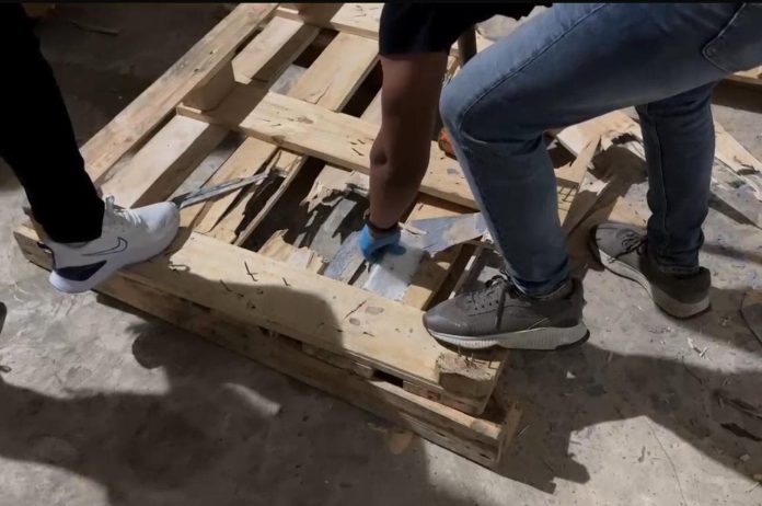 Llevaban 158 láminas de cocaína camufladas en paletas de madera en La Vega