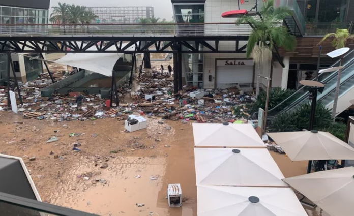 Las imágenes y vídeos más estremecedores de la DANA en Valencia: ríos en las calles y personas atrapadas por las inundaciones