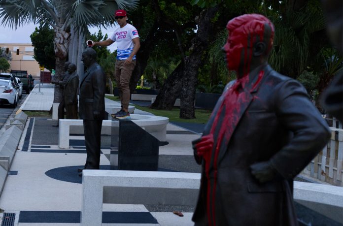 Activistas lanzan pintura a estatuas de presidentes de EE.UU. en Puerto Rico tras insulto «basura»