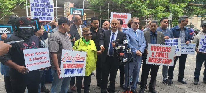 Asociación Bodegas y Pequeñas Empresas NYC se manifiestan en apoyo alcalde Eric Adams