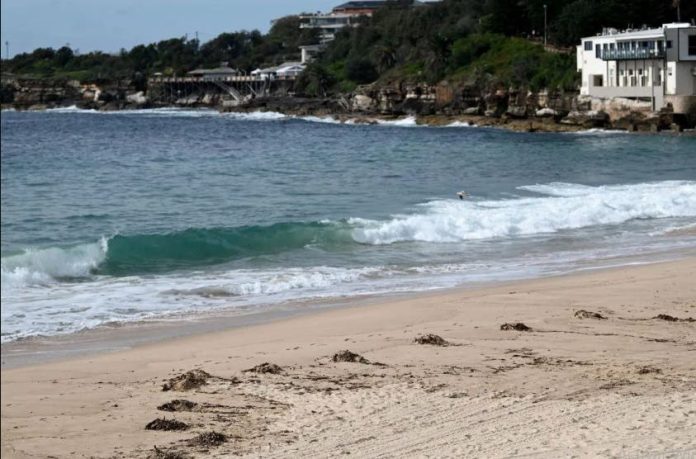 Cierran dos playas al aparecer cientos de misteriosas «bolas negras»
