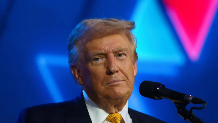 Los datos contradicen afirmaciones de Trump de que migrantes acaparan “empleos negros” o “hispanos”