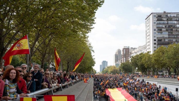 Miles reclaman elecciones en Madrid