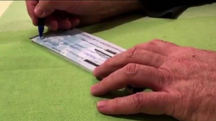 Norma para que todos paguen impuesto a cheques