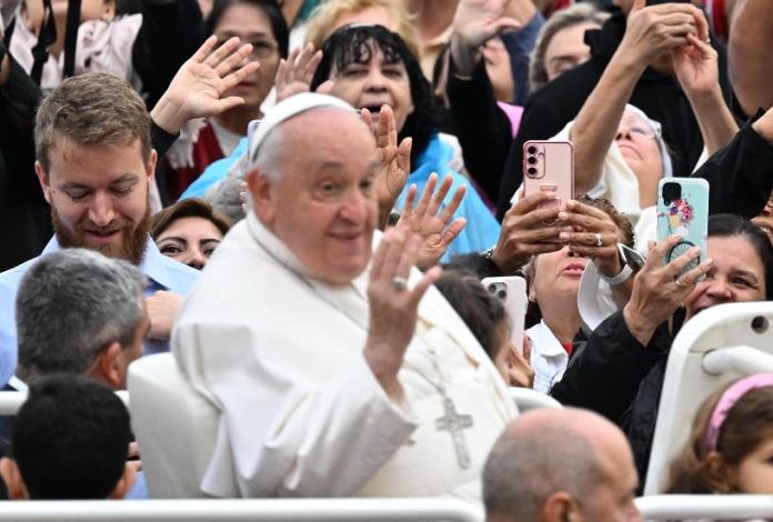 Papa expulsa a 5 miembros grupo por casos abusos