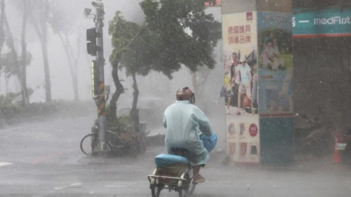 Tifón Krathon causa estragos en el sur de Taiwán y continúa con vientos de 136 km/h