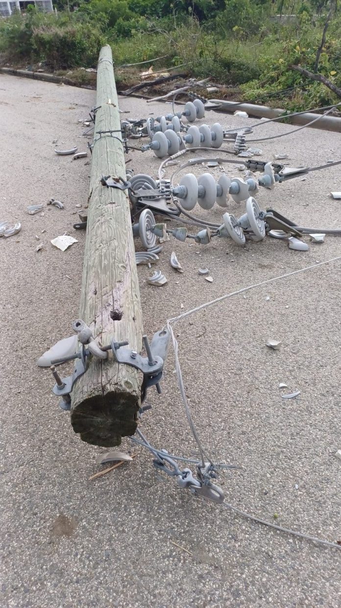 Tornado derribó cinco postes de línea que suministra energía eléctrica a San Juan y Elías Piña