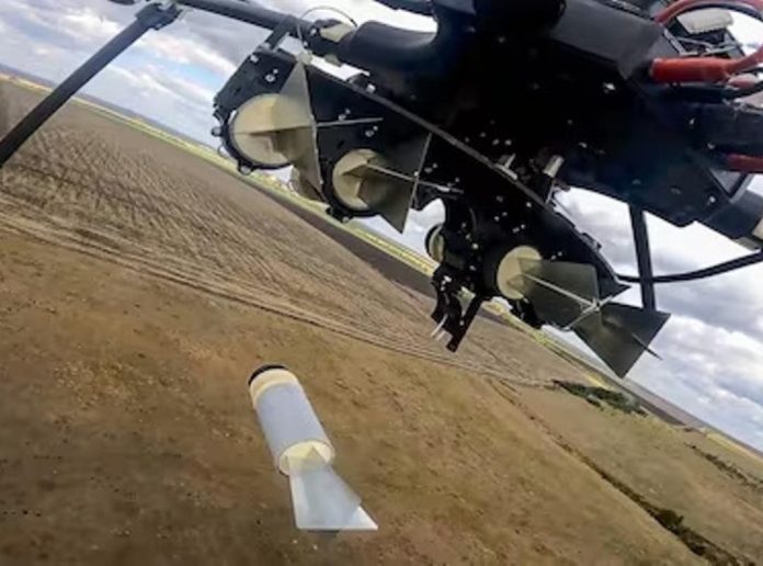 Ucrania dice atacó aeródromo ruso y fábrica de armas