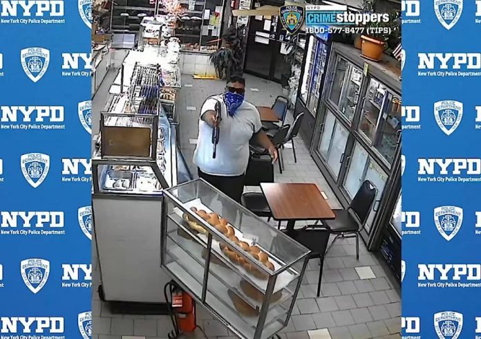 ¡Insólito! Hombre intenta asaltar panadería en Queens con un fusil AK-47