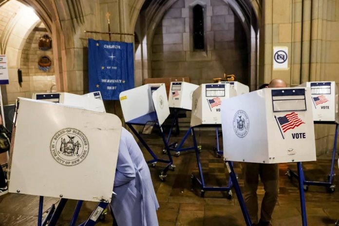 Empiezan a cerrar los centros de votación en Estados Unidos