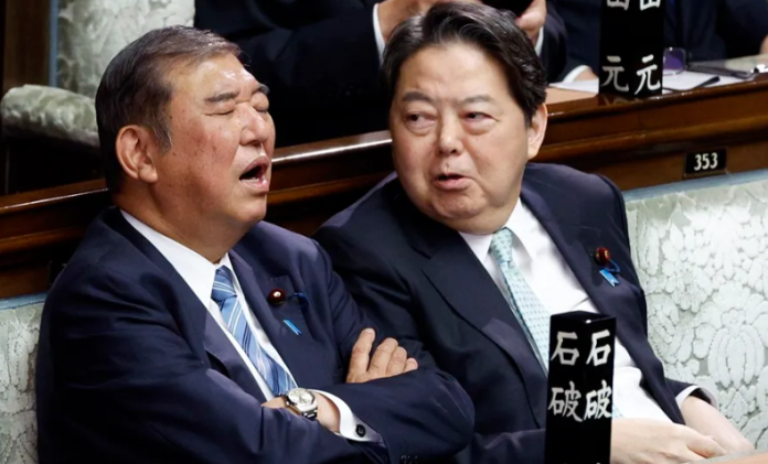 ¡Viral! Primer ministro nipón duerme durante su reelección