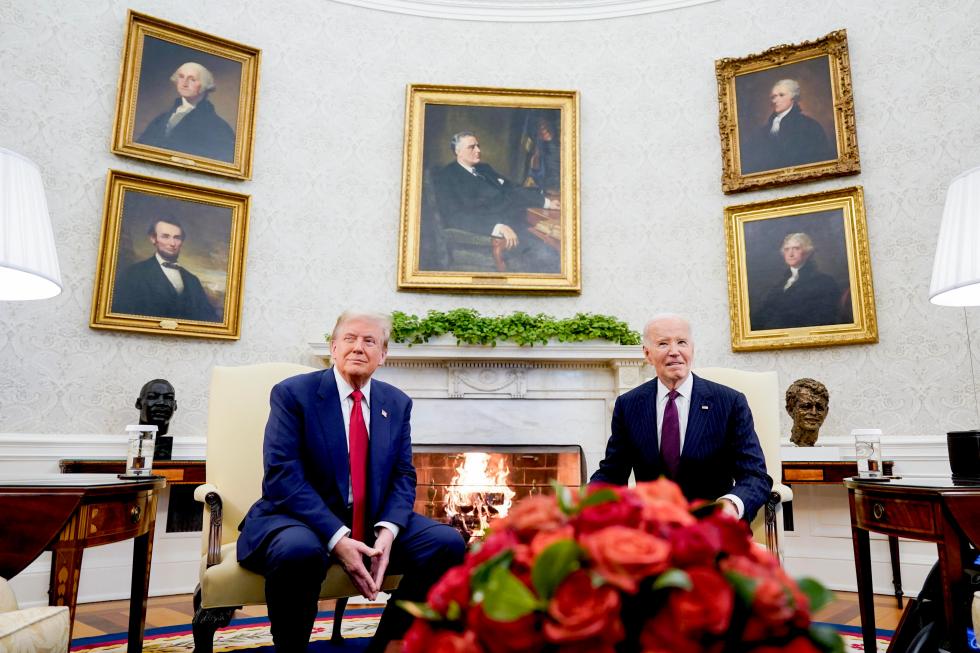 El presidente electo de Estados Unidos, Donald Trump (i), durante una reunión con el presidente saliente, Joe Biden, para iniciar la transición, este 13 de noviembre de 2024, en la Casa Blanca, Washington. EFE/Alexander Drago/Pool