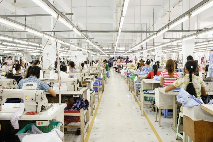 Cierran fábrica de prendas de marcas de lujo por explotación laboral en Italia