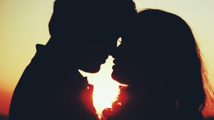 Entérese cuál es el origen del beso, según la ciencia