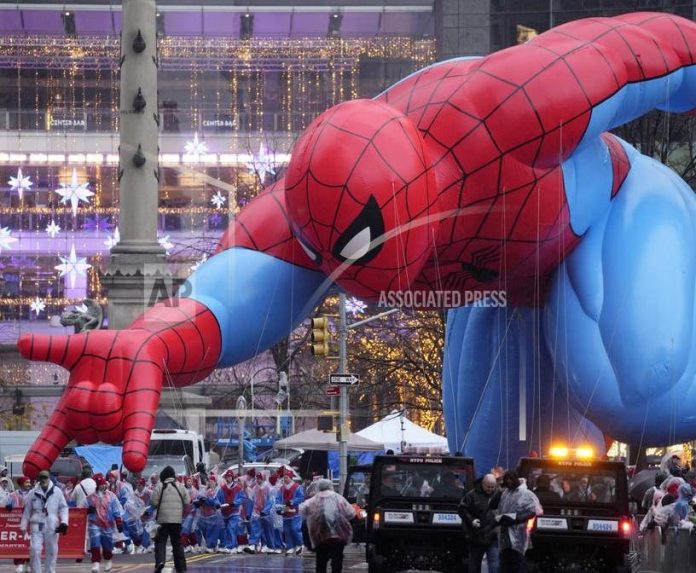 Globos y colorido en desfile del Día Acción de Gracias