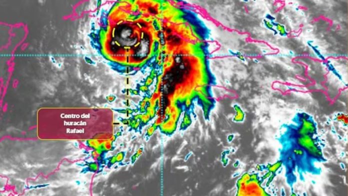 Huracán Rafael se debilita a categoría 2, deambula por el Golfo de México