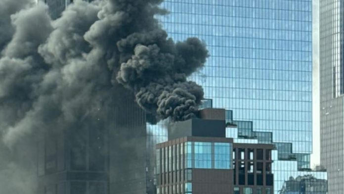Incendio afecta rascacielos en Manhattan